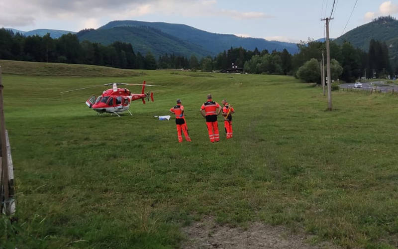 Záchranári ošetrujú dvojicu, ktorá na skútri zrazila medveďa